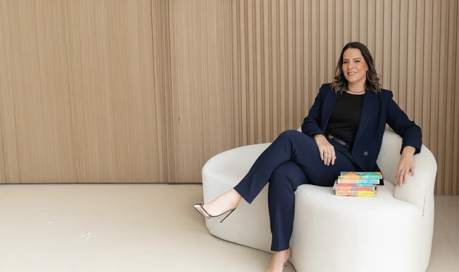 Psicóloga em Sorocaba - Ana Carolina Martins no sofá branco