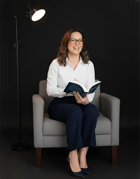 Ana Carolina Martins, Psicóloga em Sorocaba, na poltrona escura